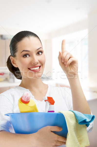 Tineri casnica împacheta femei curăţenie Imagine de stoc © choreograph