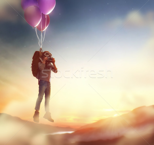 Foto stock: Criança · voador · balões · sonhos · viajar · fundo