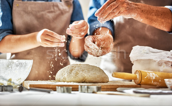 Mâini vedere lucru făcut în casă pâine Imagine de stoc © choreograph