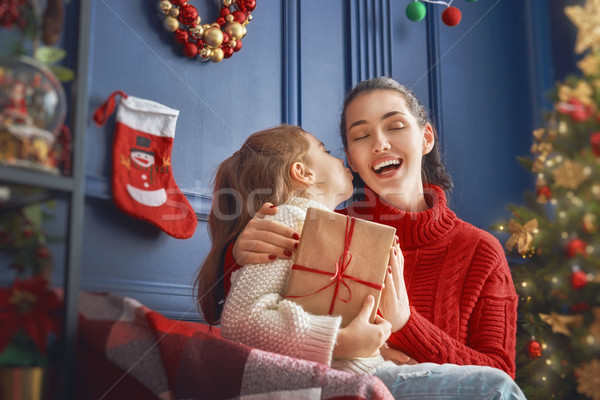 ストックフォト: 母親 · 娘 · 贈り物 · 陽気な · クリスマス · 幸せ