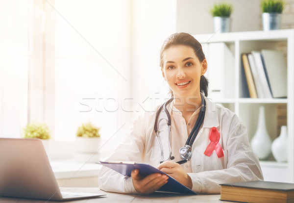 Femeie medic medical birou pink ribbon cancerul de san Imagine de stoc © choreograph