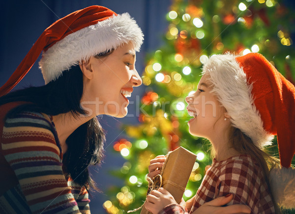 Imagine de stoc: Mamă · fiica · Cadouri · vesel · Crăciun · fericit
