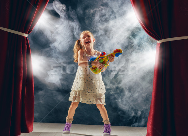 Foto stock: Menina · jogar · guitarra · etapa · bonitinho · pequeno