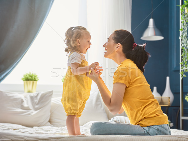 Foto stock: Mamãe · filha · jogar · criança · menina · sorridente