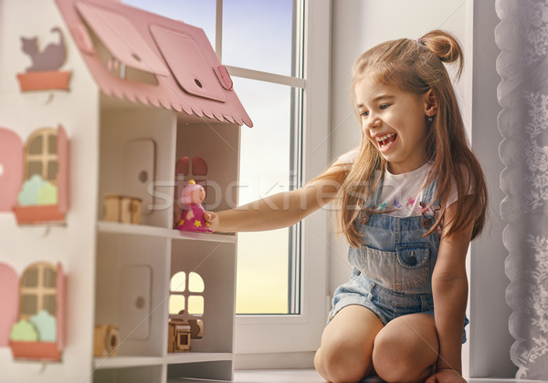 [[stock_photo]]: Fille · poupée · maison · fille · heureuse · Nounours · maison