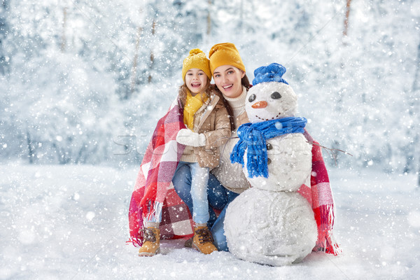 Foto stock: Madre · nino · nina · invierno · caminata · familia · feliz