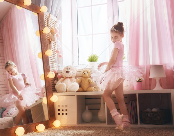 Meisje dromen ballerina cute meisje kind Stockfoto © choreograph