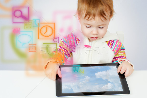 Frumuseţe copil joc jucării calculator Imagine de stoc © choreograph