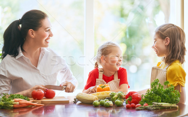 Stok fotoğraf: Mutlu · aile · mutfak · sağlıklı · gıda · ev · anne · çocuklar
