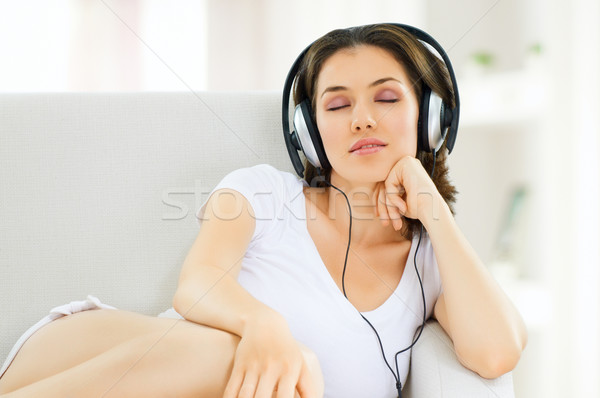 Foto stock: Nina · auriculares · habitación · casa · sofá · femenino