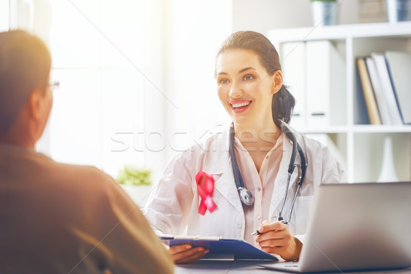 Pacient ascultare medic pink ribbon cancerul de san constientizare Imagine de stoc © choreograph