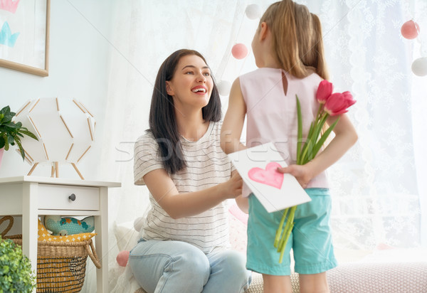 Foto stock: Hija · mamá · feliz · día · de · la · mujer · nino · flores