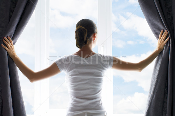 Vorhänge Mädchen Hände weiblichen Person aussehen Stock foto © choreograph