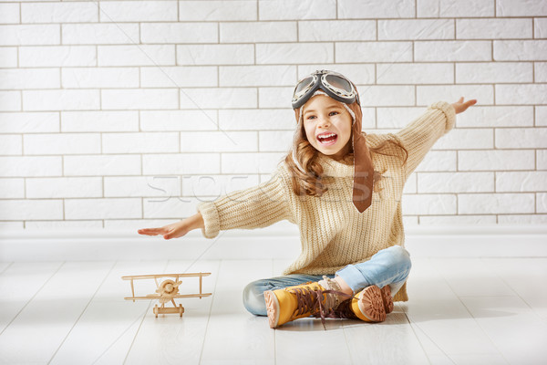 Сток-фото: девушки · играет · игрушку · самолет · счастливым · ребенка