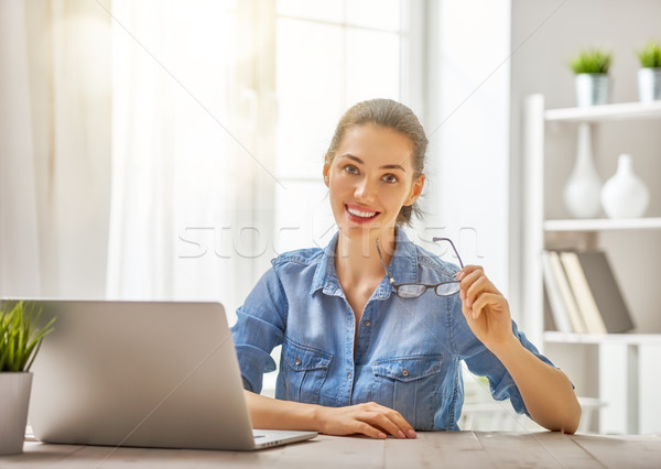 Stockfoto: Vrouw · werken · laptop · gelukkig · toevallig · mooie · vrouw