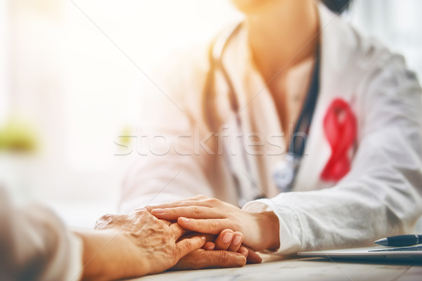 Pacient ascultare medic pink ribbon cancerul de san constientizare Imagine de stoc © choreograph