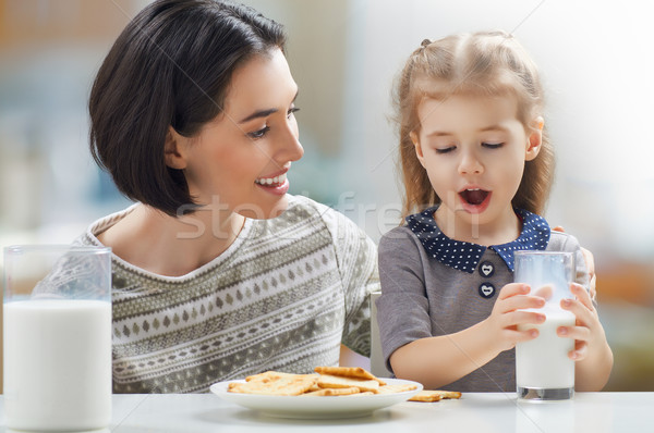 Egészséges étel lány iszik tej konyha család Stock fotó © choreograph