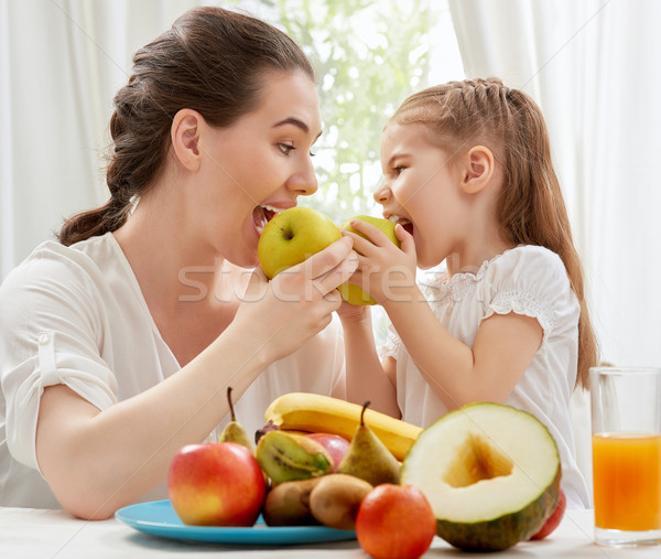 [[stock_photo]]: Fruits · frais · famille · heureuse · manger · femme · maison · fruits