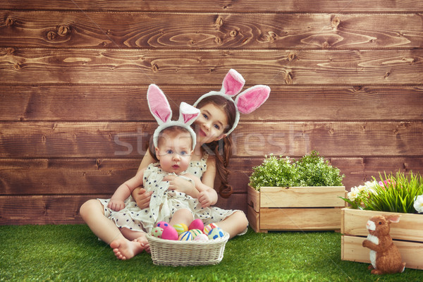 Nővérek vadászat húsvéti tojások kellemes húsvétot aranyos kicsi Stock fotó © choreograph