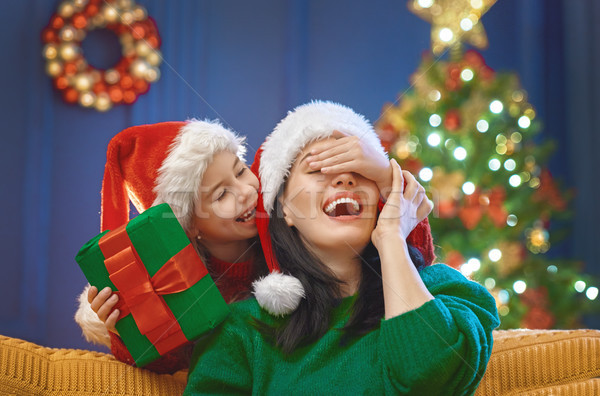 Stockfoto: Moeder · dochter · geschenken · vrolijk · christmas · gelukkig