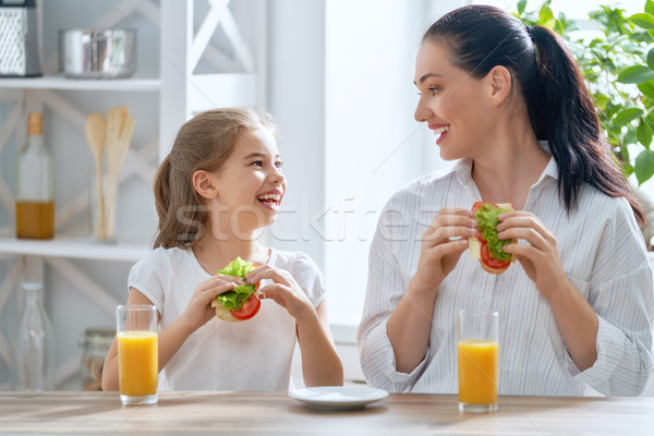 Famille heureuse cuisine aliments sains maison mère enfant [[stock_photo]] © choreograph