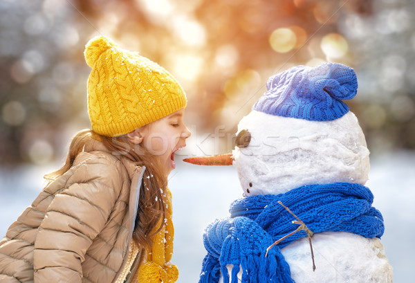 Meisje spelen sneeuwpop gelukkig kind winter Stockfoto © choreograph