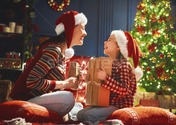 ストックフォト: 母親 · 娘 · 贈り物 · 陽気な · クリスマス · 幸せ