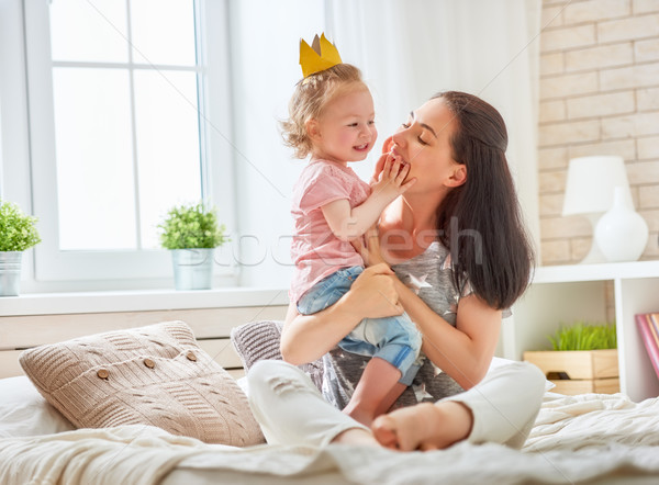 Mamă fiica joc fericit iubitor Imagine de stoc © choreograph