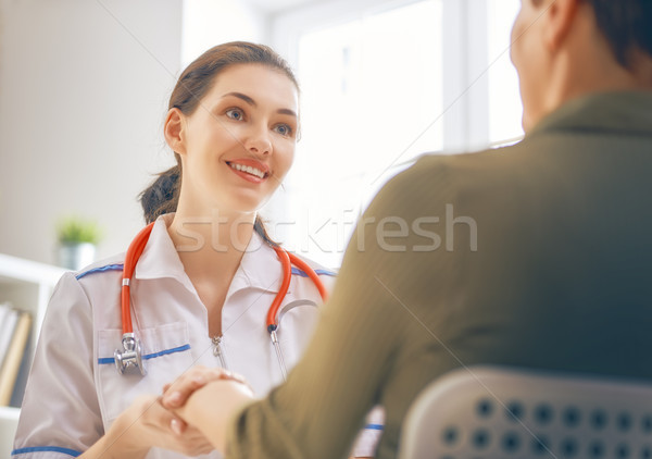 Weiblichen Patienten hören Arzt medizinischen Büro Stock foto © choreograph