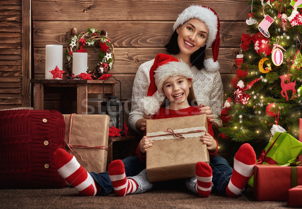 Mère fille cadeaux joyeux Noël enfant [[stock_photo]] © choreograph