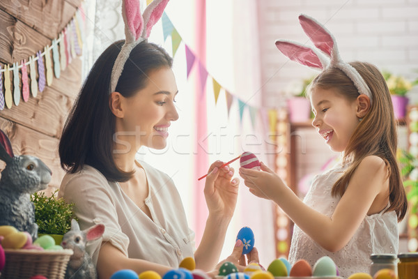 Familia Pascua madre hija pintura huevos Foto stock © choreograph