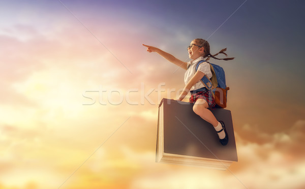 Copil care zboară carte inapoi la scoala fericit drăguţ Imagine de stoc © choreograph