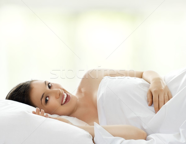 Virrasztás felfelé szépség lány ágy nő Stock fotó © choreograph