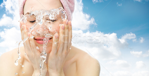 Menina lavagem jovem bom mulher céu Foto stock © choreograph