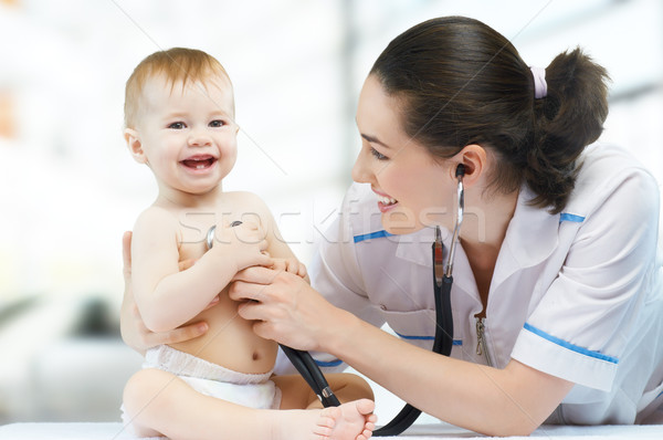 Imagine de stoc: Pediatru · medic · copil · mâini · copil