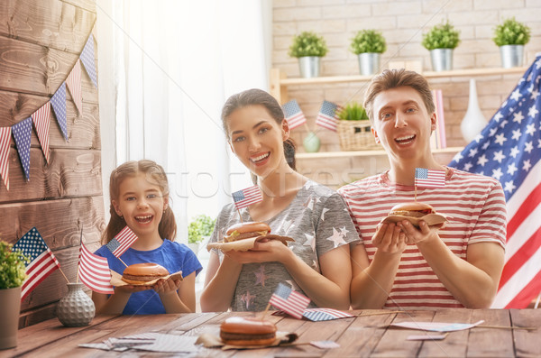 Zdjęcia stock: Patriotyczny · wakacje · szczęśliwą · rodzinę · matka · ojciec · córka