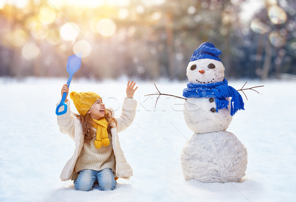 Stockfoto: Meisje · spelen · sneeuwpop · gelukkig · kind · winter