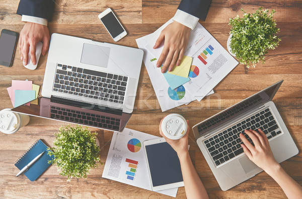 Foto stock: Hombre · mujer · de · trabajo · computadoras · vista · superior