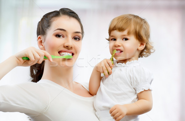 Fırçalamak dişler anne kız aile bebek Stok fotoğraf © choreograph