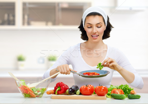 Gezonde voeding vrouw keuken salade meisje Stockfoto © choreograph