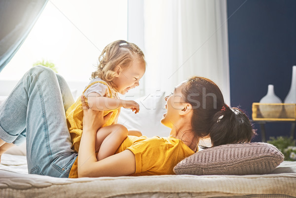 Foto stock: Mamãe · filha · jogar · criança · menina · sorridente