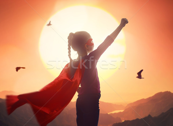Copil joc superhero fată apus Imagine de stoc © choreograph