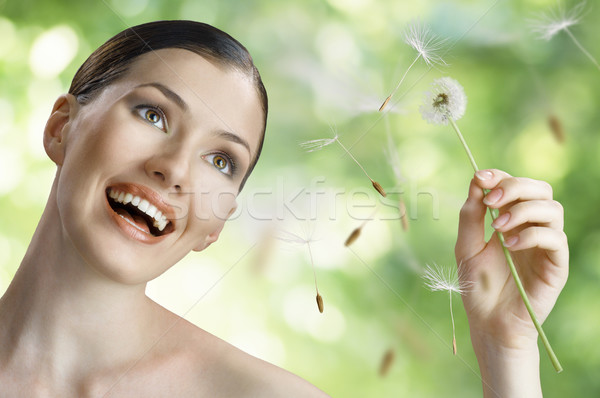 Foto stock: Dandelion · mão · belo · sorridente · menina · mulher