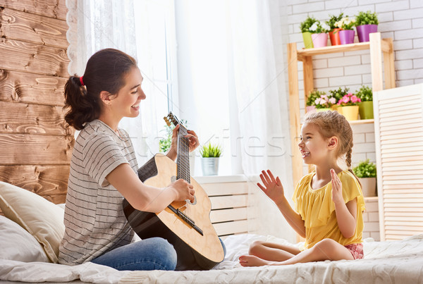 Stockfoto: Vrouw · spelen · gitaar · kind · meisje · gelukkig · gezin