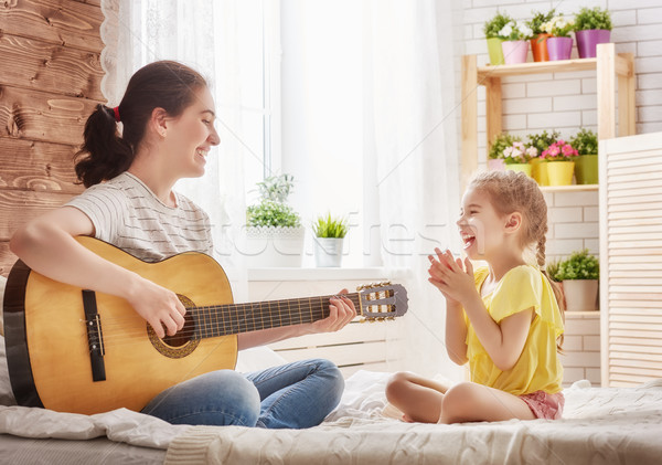 Stock foto: Mutter · Tochter · spielen · Gitarre · glückliche · Familie · zusammen
