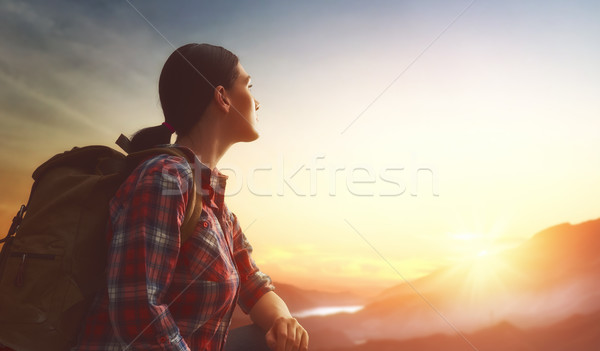 Viajante mochila jovem bela mulher olhando pôr do sol Foto stock © choreograph