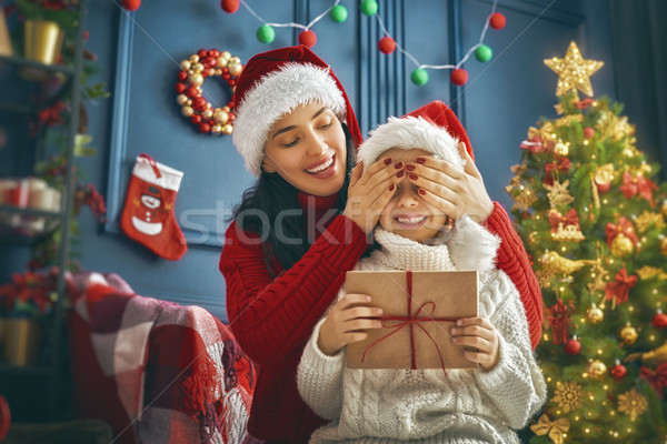 [[stock_photo]]: Mère · fille · cadeaux · joyeux · Noël · heureux