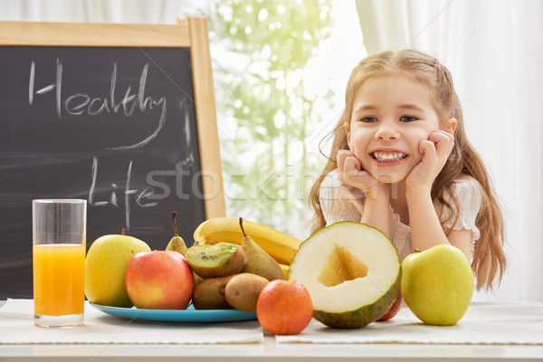 [[stock_photo]]: Fraîches · jus · belle · fille · potable · heureux · fruits