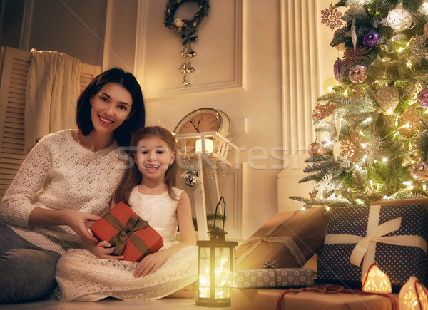 Stok fotoğraf: Anne · kız · hediyeler · neşeli · Noel · mutlu