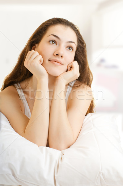 Virrasztás felfelé szépség lány ágy mosoly Stock fotó © choreograph